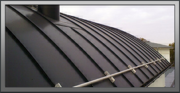 Tonnendachfläche mit Aluminium eingedeckt im Doppelstehfalzsystem.